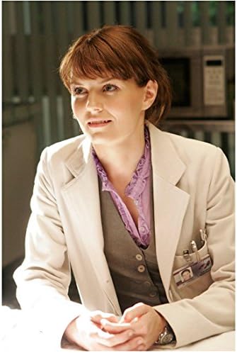 Доктор по медицина Къща с Дженифър Морисън в ролята на д-р Алисън Камерън, седнала в лабораторията хавлия 8 х 10